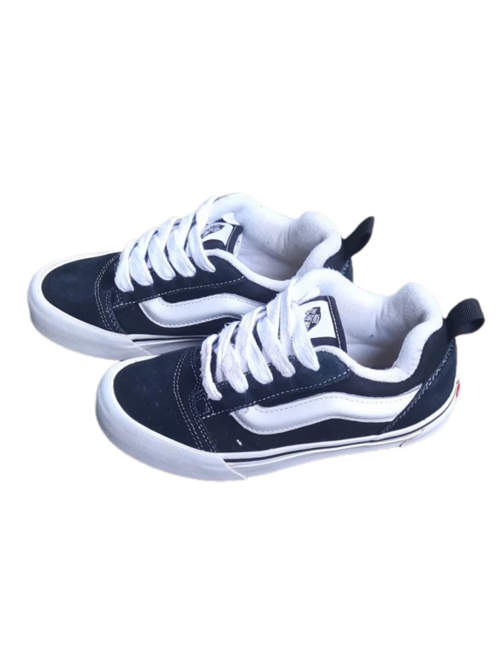 Vans kids Knu Skool Shoe | '90s Retro Puffy Low-Top Fashion Sneakers - Size 3Y